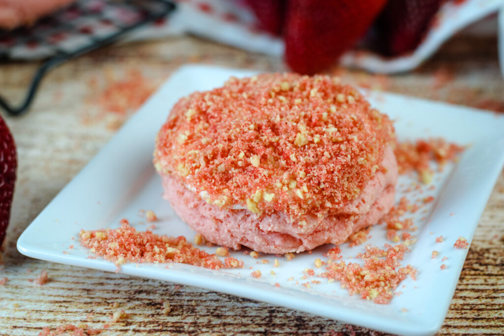 Strawberry crunch cookies